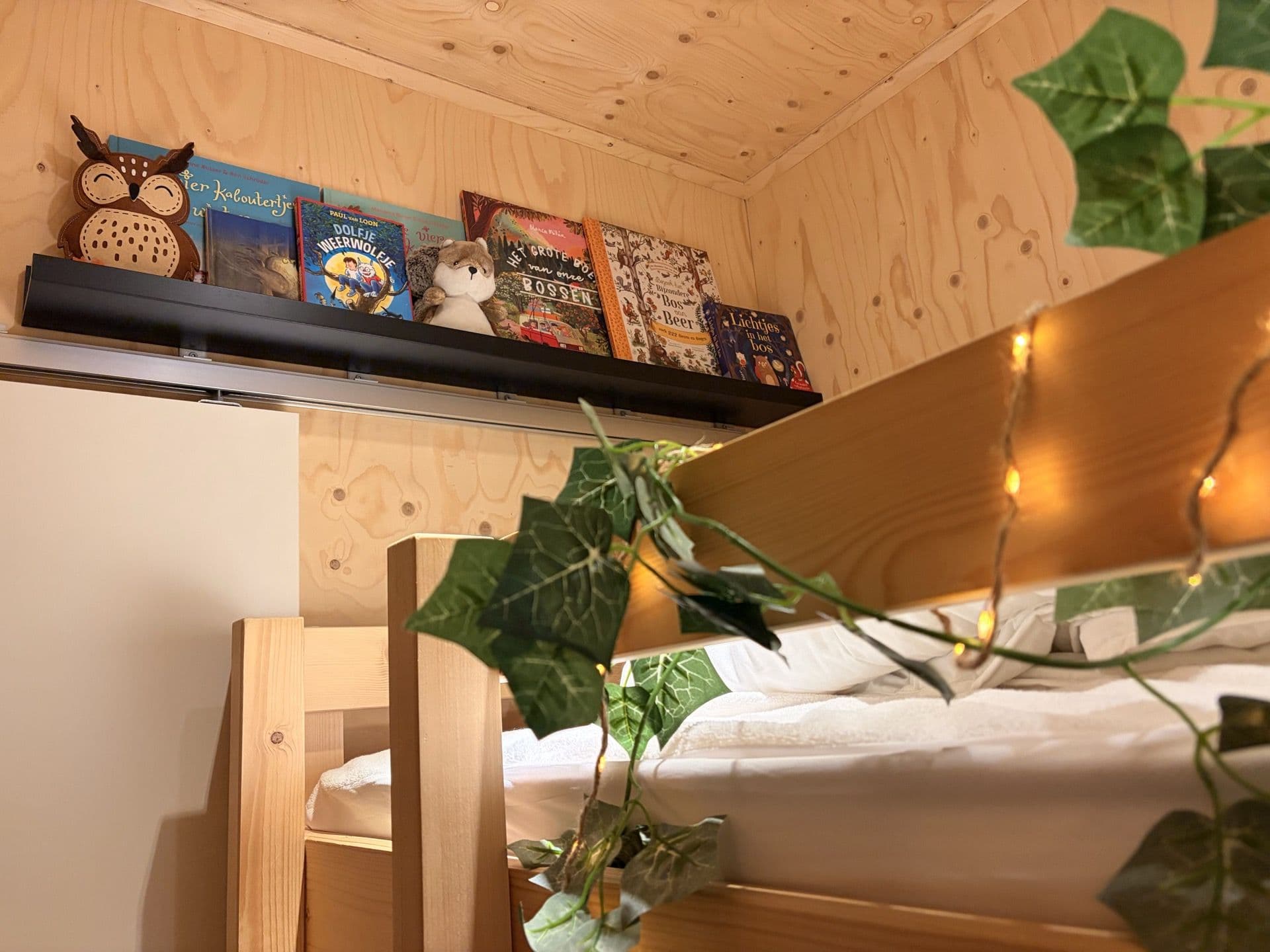 Children's room with books and toys at MIYO Veluwe