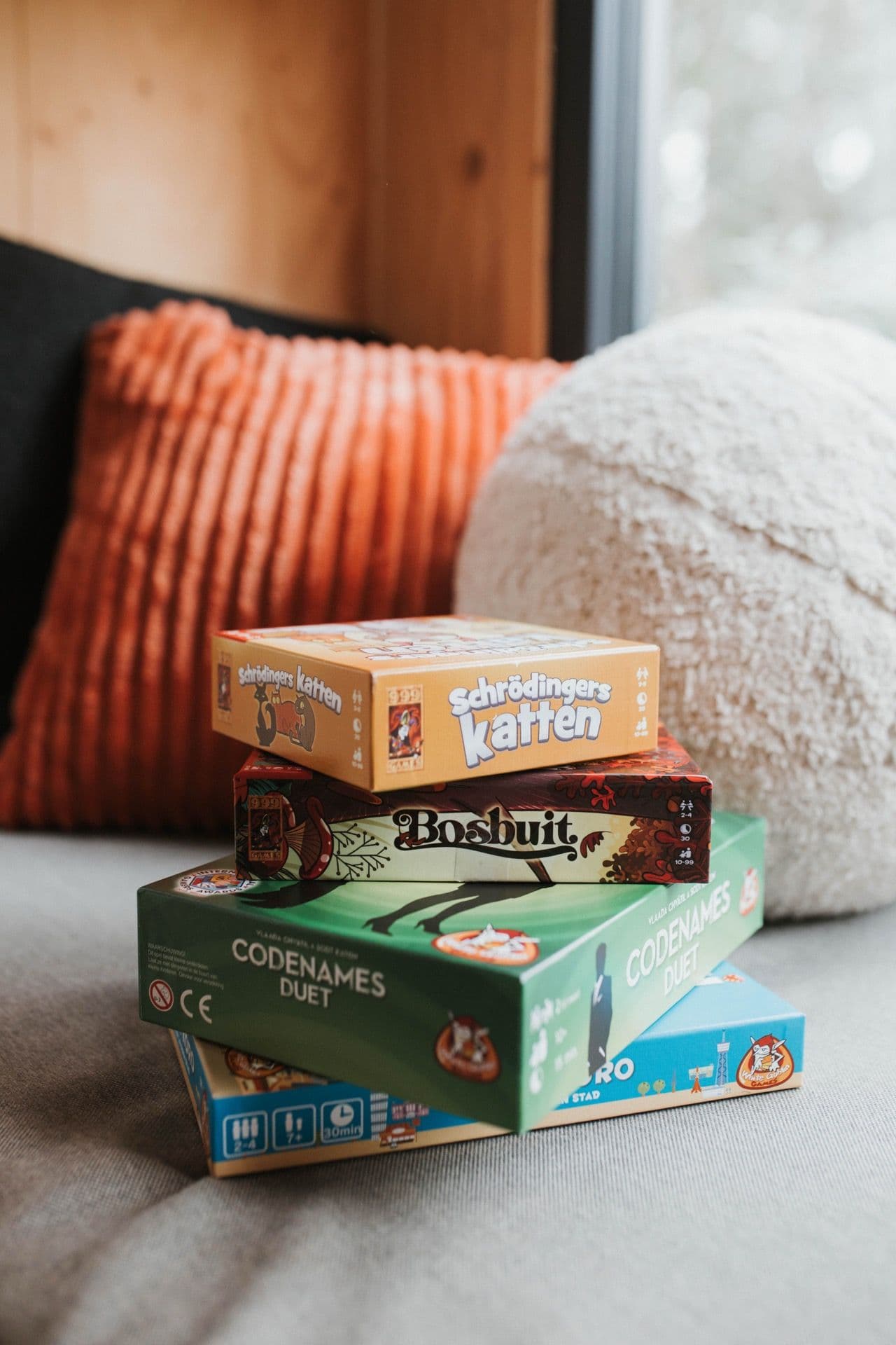 Family playing board games at Tiny House MIYO Veluwe retreat