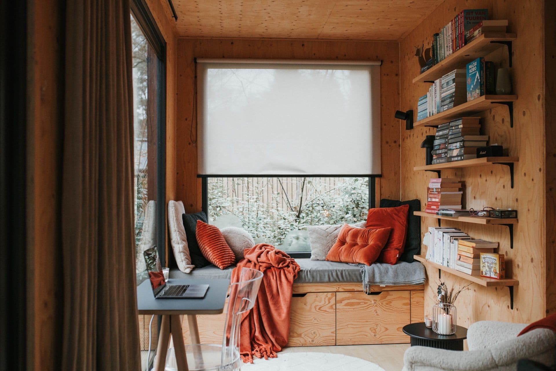 Living room with dedicated workspace and Starlink WiFi at MIYO Veluwe