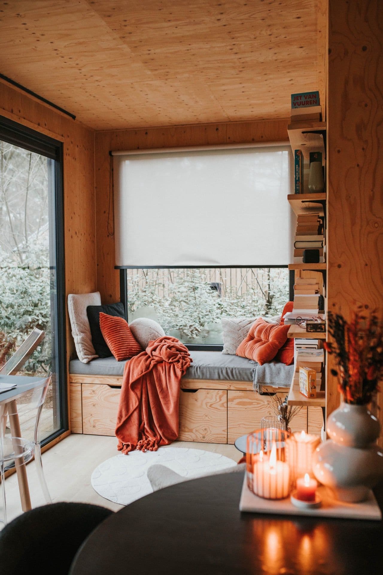 Minimalist living room with books and games at Tiny House MIYO